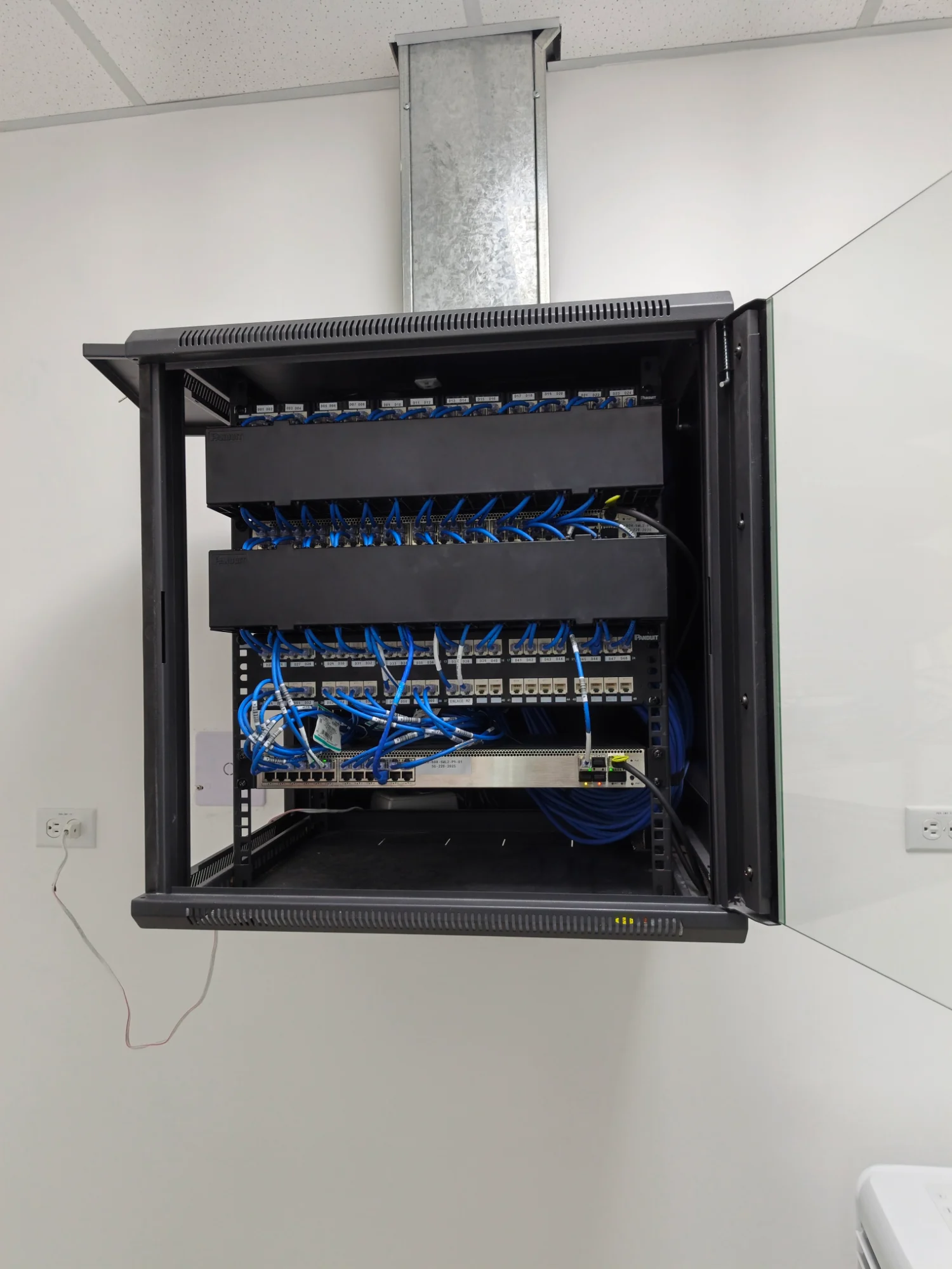 Trabajos realizados en las oficinas del nuevo edificio Boheme de la Empresa Eléctrica Quito